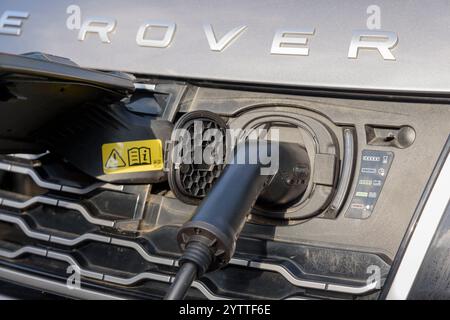 MyEnergi Zappi Batterieladegerät (EV) für Elektrofahrzeuge für Privathaushalte an ein Range Rover Hybrid-Elektrofahrzeug angeschlossen und geladen Stockfoto