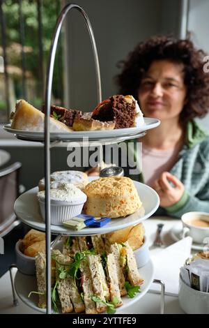 Nachmittagstee im Café des Bowes Museum, Barnard Castle, County Durham, Großbritannien Stockfoto