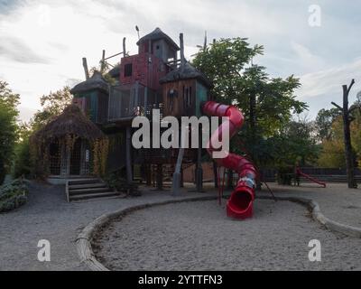 Prag, Tschechische Republik, 17. Oktober 2024: Ruhe- und Spielplatz für Familien mit Kindern im Prager Zoo. Das Bororo Reserve umfasst ein riesiges, mehrstöckiges Reservat Stockfoto