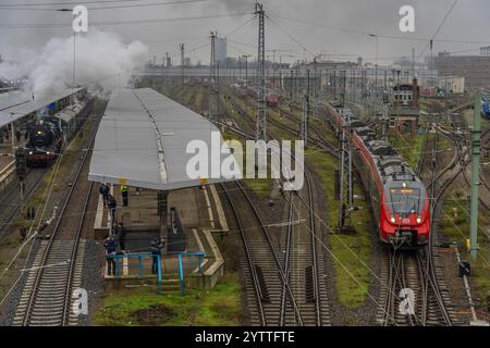 Ein von einer Schnellzug-Dampflokomotive gezogener Zug der Berliner Eisenbahnfreunde e.V. bei einer Adventsrundfahrt am Bahnhof Berlin-Lichtenberg. Die Dampflok wurde im Jahr 1934 in den Berliner Borsig-Werke gebaut und erreicht eine Höchstgeschwindigkeit von 130 km/h. *** Zug gezogen von einer Schnelldampflokomotive der Berliner Eisenbahnfreunde e V während einer Adventstour im Bahnhof Berlin Lichtenberg die Dampflokomotive wurde 1934 im Werk Berlin Borsig gebaut und erreicht eine Höchstgeschwindigkeit von 130 km h Stockfoto