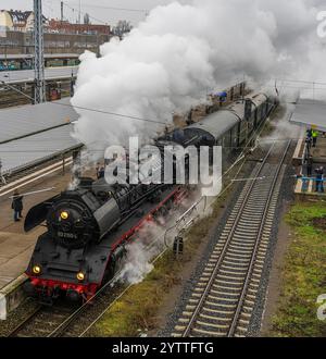 Ein von einer Schnellzug-Dampflokomotive gezogener Zug der Berliner Eisenbahnfreunde e.V. bei einer Adventsrundfahrt am Bahnhof Berlin-Lichtenberg. Die Dampflok wurde im Jahr 1934 in den Berliner Borsig-Werke gebaut und erreicht eine Höchstgeschwindigkeit von 130 km/h. *** Zug gezogen von einer Schnelldampflokomotive der Berliner Eisenbahnfreunde e V während einer Adventstour im Bahnhof Berlin Lichtenberg die Dampflokomotive wurde 1934 im Werk Berlin Borsig gebaut und erreicht eine Höchstgeschwindigkeit von 130 km h Stockfoto