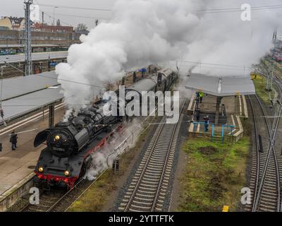 Ein von einer Schnellzug-Dampflokomotive gezogener Zug der Berliner Eisenbahnfreunde e.V. bei einer Adventsrundfahrt am Bahnhof Berlin-Lichtenberg. Die Dampflok wurde im Jahr 1934 in den Berliner Borsig-Werke gebaut und erreicht eine Höchstgeschwindigkeit von 130 km/h. *** Zug gezogen von einer Schnelldampflokomotive der Berliner Eisenbahnfreunde e V während einer Adventstour im Bahnhof Berlin Lichtenberg die Dampflokomotive wurde 1934 im Werk Berlin Borsig gebaut und erreicht eine Höchstgeschwindigkeit von 130 km h Stockfoto