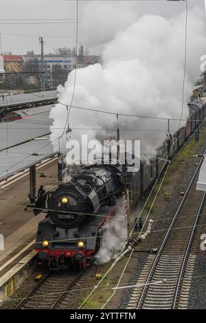 Ein von einer Schnellzug-Dampflokomotive gezogener Zug der Berliner Eisenbahnfreunde e.V. bei einer Adventsrundfahrt am Bahnhof Berlin-Lichtenberg. Die Dampflok wurde im Jahr 1934 in den Berliner Borsig-Werke gebaut und erreicht eine Höchstgeschwindigkeit von 130 km/h. *** Zug gezogen von einer Schnelldampflokomotive der Berliner Eisenbahnfreunde e V während einer Adventstour im Bahnhof Berlin Lichtenberg die Dampflokomotive wurde 1934 im Werk Berlin Borsig gebaut und erreicht eine Höchstgeschwindigkeit von 130 km h Stockfoto