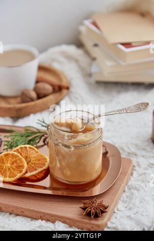 Hausgemachter Haselnussaufstrich mit gesalzenem Karamell. Weihnachtstisch. Stockfoto