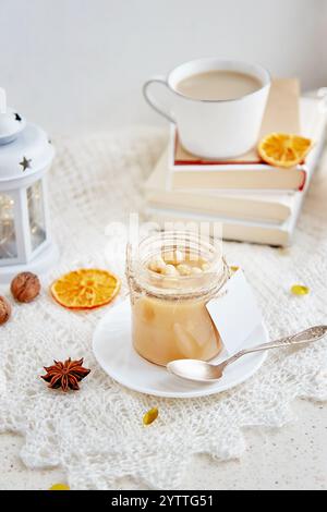 Karamell im Glas. Modelletikett, Kopierraum. Weihnachtstisch. Stockfoto