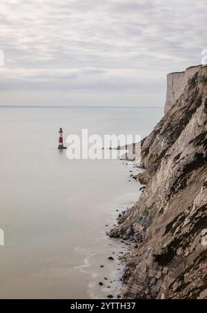 Ein heiteres, lang belichtetes Foto des Beachy Head Lighthouse, das Anfang Dezember bei Flut von den Klippen aufgenommen wurde. Das Bild enthält einen DRAM Stockfoto