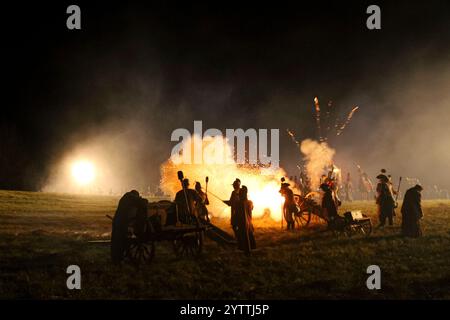 Explosionen und Rauch von Kanonen und Gewehren der napoleonischen Truppen in der Schlacht von Austerlitz am 2. Dezember 1805. Künstlerische Fotos Stockfoto