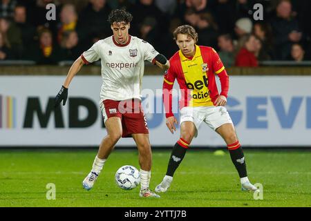 Deventer, Niederlande. Dezember 2024. DEVENTER, Stadion de Adelaarshorst, 12.07.2024, Saison 2024/2025, niederländische Eredivisie. Während des Spiels Go Ahead Eagles gegen NEC, Endergebnis 5:0, NEC Nijmegen Spieler Sami Ouaissa GA Eagles Spieler Evert Linthorst Credit: Pro Shots/Alamy Live News Stockfoto