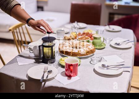 Erleben Sie ein köstliches Frühstück mit frischem Gebäck und Getränken in Hülle und Fülle Stockfoto