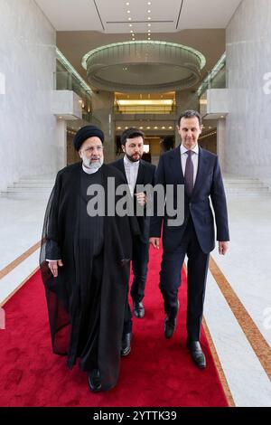 Der iranische Präsident Ebrahim Raisi trifft sich mit dem syrischen Präsidenten Bashar al-Assad in Damaskus AKTEN DER iranische Präsident Ebrahim Raisi trifft sich am 3. Mai 2023 in Damaskus mit dem syrischen Präsidenten Bashar al-Assad. Der iranische Staatspräsident, der ihn besucht, hieß al-Assad für die Überwindung der Sanktionen und den Sieg im zwölfjährigen Bürgerkrieg des Landes, in dem Teheran ein wichtiger Verbündeter gewesen ist. Foto: Büro der iranischen Präsidentschaft/APAimages Damaskus Damaskus Arabische Republik Syrien 081224 Bashar Asad Archive APA 0017 Copyright: XapaimagesxIranianxPresidencyxOfficexxapaimagesx Stockfoto