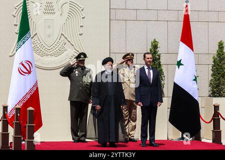 Der iranische Präsident Ebrahim Raisi trifft sich mit dem syrischen Präsidenten Bashar al-Assad in Damaskus AKTEN DER iranische Präsident Ebrahim Raisi trifft sich am 3. Mai 2023 in Damaskus mit dem syrischen Präsidenten Bashar al-Assad. Der iranische Staatspräsident, der ihn besucht, hieß al-Assad für die Überwindung der Sanktionen und den Sieg im zwölfjährigen Bürgerkrieg des Landes, in dem Teheran ein wichtiger Verbündeter gewesen ist. Foto: Büro der iranischen Präsidentschaft/APAimages Damaskus Damaskus Arabische Republik Syrien 081224 Bashar Asad Archive APA 0015 Copyright: XapaimagesxIranianxPresidencyxOfficexxapaimagesx Stockfoto