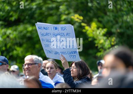 Melbourne, Australien. Dezember 2024. Während einer Demonstration in der Nähe der verbrannten Adass Israel-Synagoge halten Demonstranten Schilder und schwenken israelische Fahnen, die Gerechtigkeit und Einheit in Melbourne, Australien, fordern. Die jüdische Gemeinde in Melbourne veranstaltete eine Kundgebung in der Nähe der Adass Israel Synagoge in Ripponlea, nachdem das Gebäude bei einem angeblichen Brandanschlag von Männern in schwarz gekleidet Anfang dieser Woche in Brand gesetzt wurde. Die Demonstration verurteilte den Antisemitismus und forderte Gerechtigkeit, wobei die Teilnehmer die Notwendigkeit von Einheit und Toleranz betonten. Quelle: SIPA USA/Alamy Live News Stockfoto