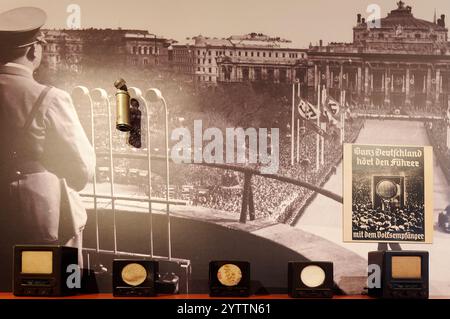 Technisches Museum Wien, Österreich. Volksempfänger Geräte, ganz Deutschland hört das Führer-Propaganda-Poster des Dritten Reiches Stockfoto