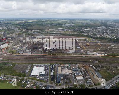 Luftdrohnenfoto von Belval, in Luxemburg, Metallwerke, Stahlwerke, Schwerindustrie. Stockfoto