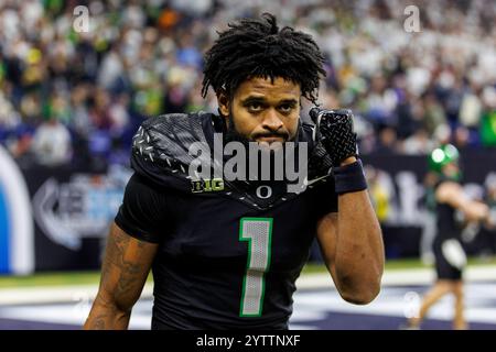 Indianapolis, Indiana, USA. Dezember 2024. Der Oregon Wide Receiver Traeshon Holden (1) während des NCAA-Fußballspiels zwischen den Penn State Nittany Lions und den Oregon Ducks im Lucas Oil Stadium in Indianapolis, Indiana. John Mersits/CSM/Alamy Live News Stockfoto