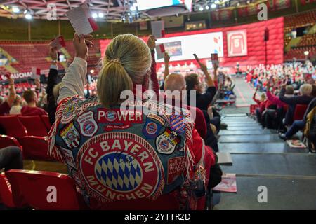 München, Deutschland. Dezember 2024. Mitglieder des FCB stimmen bei der Jahreshauptversammlung des FC BAYERN München im BMW Park München, 8. Dezember 2024, Saison 2024/2025, Fotograf: ddp Images/STAR-Images Credit: ddp Media GmbH/Alamy Live News ab Stockfoto