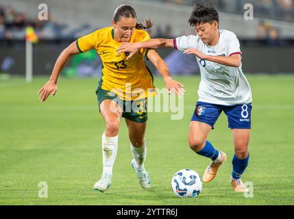 Geelong, Australien. Dezember 2024. Der Australier Bryleeh Henri (L) und der Chinesische Taipeh Li Yi-Wen (R) kämpften während des Freundschaftsspiels gegen die Matildas gegen Chinesisch Taipeh um den Ballbesitz. Abschiedsspiel für die australische Clare Polkinghorne. Endpunktzahl Australien 6 – Chinesisches Taipeh 0. (Foto: Olivier Rachon/SOPA Images/SIPA USA) Credit: SIPA USA/Alamy Live News Stockfoto