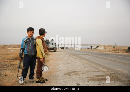 7. Dezember 2024: Hama, Syrien. Dezember 2024. Syrische Kinder inmitten von Militärfahrzeugen, die von syrischen Regierungstruppen verlassen wurden, als syrische Oppositionstruppen in die Stadt Hama eindringen. Seit dem 27. November sind syrische Oppositionsgruppen unter der Führung von Hayat Tahrir al-Sham stetig aus ihrer Festung in Idlib vorgezogen und haben große strategische Gebiete von der syrischen Regierung von Bashar Al-Assad eingenommen (Credit Image: © Juma Mohammad/IMAGESLIVE via ZUMA Press Wire) NUR REDAKTIONELLE VERWENDUNG! Nicht für kommerzielle ZWECKE! Stockfoto