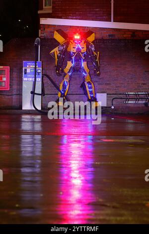 Replica Bumblebee Transformers Ausstellung in der Inner Space Stations Service Station an der Hull Road in York, North Yorkshire, Großbritannien Stockfoto