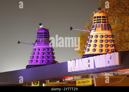 Dalek Film Requisiten aus der TV-Serie Doctor Who auf der Inner Space Stations Service Station in York, North Yorkshire, Großbritannien Stockfoto