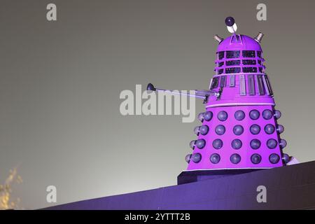 Dalek Film Requisiten aus der TV-Serie Doctor Who auf der Inner Space Stations Service Station in York, North Yorkshire, Großbritannien Stockfoto