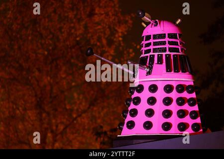 Dalek Film Requisiten aus der TV-Serie Doctor Who auf der Inner Space Stations Service Station in York, North Yorkshire, Großbritannien Stockfoto