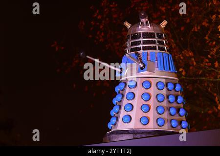 Dalek Film Requisiten aus der TV-Serie Doctor Who auf der Inner Space Stations Service Station in York, North Yorkshire, Großbritannien Stockfoto