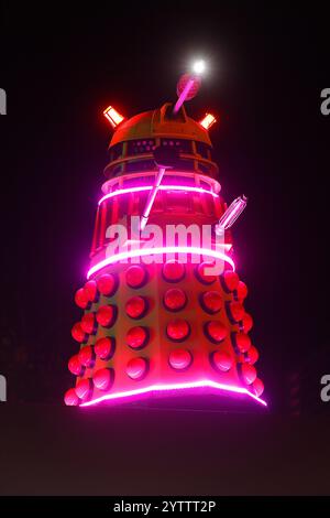 Dalek Film Requisiten aus der TV-Serie Doctor Who auf der Inner Space Stations Service Station in York, North Yorkshire, Großbritannien Stockfoto