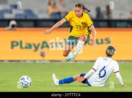 Geelong, Australien. Dezember 2024. Der Australier Bryleeh Henri sprang in Aktion über Teng Pei-Lin aus dem Chinesen Taipeh, während er sich im Freundschaftsspiel gegen die Matildas gegen das Chinesische Taipeh wandte. Abschiedsspiel für die australische Clare Polkinghorne. Endpunktzahl Australien 6 – Chinesisches Taipeh 0. (Foto: Olivier Rachon/SOPA Images/SIPA USA) Credit: SIPA USA/Alamy Live News Stockfoto