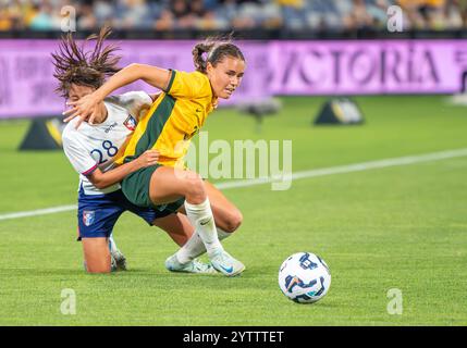 Geelong, Australien. Dezember 2024. Der Australier Bryleeh Henri und der Chinesische Taipeh Huang Ke-Sin kämpften im Freundschaftsspiel gegen die Matildas gegen Chinesisch Taipeh um den Ballbesitz. Abschiedsspiel für die australische Clare Polkinghorne. Endpunktzahl Australien 6 – Chinesisches Taipeh 0. (Foto: Olivier Rachon/SOPA Images/SIPA USA) Credit: SIPA USA/Alamy Live News Stockfoto