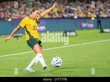 Geelong, Australien. Dezember 2024. Der Australier Bryleeh Henri konnte den Ball während des Freundschaftsspiels gegen die Matildas und Chinesisch Taipeh in Aktion bringen. Abschiedsspiel für die australische Clare Polkinghorne. Endpunktzahl Australien 6 – Chinesisches Taipeh 0. (Foto: Olivier Rachon/SOPA Images/SIPA USA) Credit: SIPA USA/Alamy Live News Stockfoto