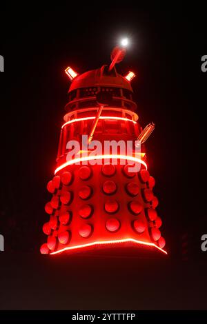 Dalek Film Requisiten aus der TV-Serie Doctor Who auf der Inner Space Stations Service Station in York, North Yorkshire, Großbritannien Stockfoto