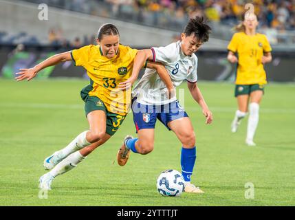 Geelong, Australien. Dezember 2024. Der Australier Bryleeh Henri (L) und der Chinesische Taipeh Li Yi-Wen (R) kämpften während des Freundschaftsspiels gegen die Matildas gegen Chinesisch Taipeh um den Ballbesitz. Abschiedsspiel für die australische Clare Polkinghorne. Endpunktzahl Australien 6 – Chinesisches Taipeh 0. (Foto: Olivier Rachon/SOPA Images/SIPA USA) Credit: SIPA USA/Alamy Live News Stockfoto