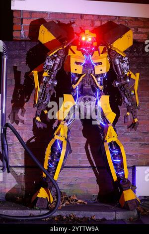 Replica Bumblebee Transformers Ausstellung in der Inner Space Stations Service Station an der Hull Road in York, North Yorkshire, Großbritannien Stockfoto