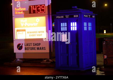 Eine Doctor Who Tardis Replik auf den Inner Space Stationen in York, North Yorkshire, Großbritannien Stockfoto