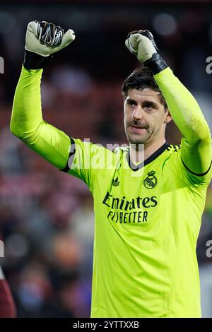 Girona, Spanien. Dezember 2024. Courtois feiert den Sieg beim LaLiga EA Sports Spiel zwischen Girona FC und Real Madrid CF im Montilivi Stadion. Quelle: Christian Bertrand/Alamy Live News Stockfoto