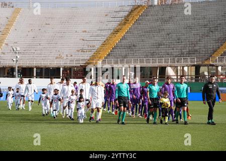 Florenz, Italien. Dezember 2024. Die Teams betreten den Fußballplatz für das Spiel während des Spiels der Serie A Enilive 2024/2025 zwischen Fiorentina und Cagliari – Serie A Enilive im Artemio Franchi Stadion – Sport, Fußball – Florenz, Italien – Sonntag, 6. Dezember 2024 (Foto: Massimo Paolone/LaPresse) Credit: LaPresse/Alamy Live News Stockfoto