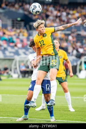 Geelong, Australien. Dezember 2024. Die Australierin Michelle Heyman sah, wie sie während des Freundschaftsspiels gegen die Matildas gegen Chinesisch Taipeh in die Luft ging. Abschiedsspiel für die australische Clare Polkinghorne. Endpunktzahl Australien 6 – Chinesisches Taipeh 0. Quelle: SOPA Images Limited/Alamy Live News Stockfoto