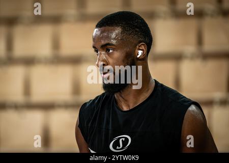 Monaco Spieler #11 Alpha Diallo ist vor dem Basketballspiel der Turkish Airlines zwischen AS Monaco und Olimpiacos Pireus BC in der Gaston Medecin Hall in Monaco zu sehen. Endpunktzahl: AS Monaco 80 - 89 Olympiacos BC Stockfoto