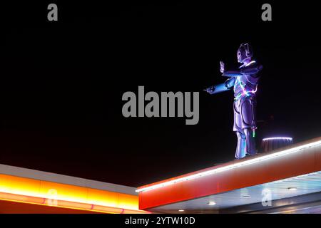 Eine Nachbildung der Cybermen aus der Science Fiction TV-Serie Doctor Who auf dem Dach der Inner Space Stations Service Station in York. Stockfoto