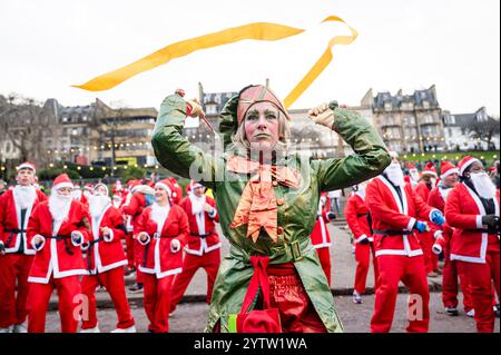 Edinburgh, Großbritannien. Dezember 2024. 400 Erwachsene, Kinder und Künstler nehmen an Edinburghs jährlichem Santa Dash in den West Princess Street Gardens Teil. Quelle: Euan Cherry/Alamy Live News Stockfoto