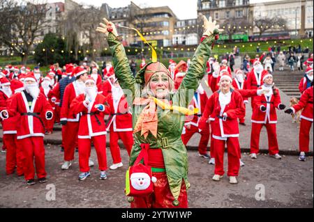 Edinburgh, Großbritannien. Dezember 2024. 400 Erwachsene, Kinder und Künstler nehmen an Edinburghs jährlichem Santa Dash in den West Princess Street Gardens Teil. Quelle: Euan Cherry/Alamy Live News Stockfoto