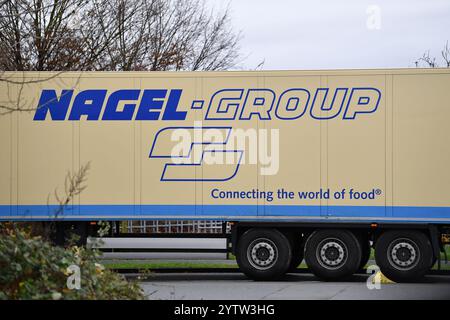 Deutschland, Paderborn, Dezember 07. 2024, Lkw-Anhänger von Nagel-Group SE & Co. KG, kurz Nagel-Group, ein europaweites Logistikunternehmen Stockfoto