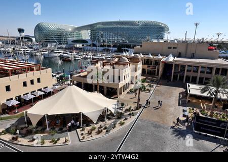 Abu Dhabi, Abu Dhabi. Dezember 2024. Fahrerlager-Atmosphäre. Formel-1-Weltmeisterschaft, Rd 24, großer Preis von Abu Dhabi, Sonntag, 8. Dezember 2024. Yas Marina Circuit, Abu Dhabi, VAE. Quelle: James Moy/Alamy Live News Stockfoto