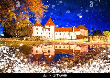 Varazdin. Altstadt von Varazdin und malerischer Park abendliche Schneeansicht, Stadt in Nordkroatien Stockfoto