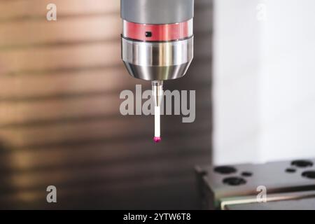 Qualitätskontrolle auf Fräsmaschine CNC, Koordinatenmessmaschine, Qualitätskontrollmaschine Stockfoto