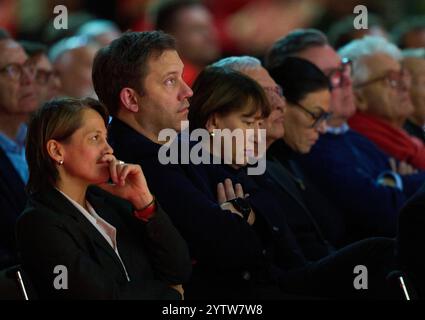 München, Deutschland. Dezember 2024. Lars Klingbeil, Bundesvorsitzender der SPD, Mitglied des Verwaltungsbeirats des FC Bayern, auf der Jahreshauptversammlung des FC BAYERN München, 8. Dezember 2024, Saison 2024/2025, Fotograf: ddp Images/STAR-Images Credit: ddp Media GmbH/Alamy Live News Stockfoto