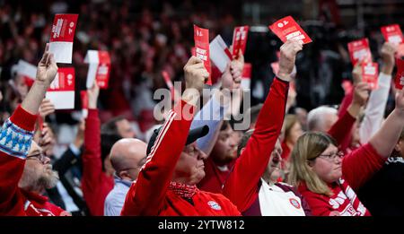 München, Deutschland. Dezember 2024. Fußball: Bundesliga, Jahreshauptversammlung des FC Bayern München in der Rudi-Sedlmayer-Halle. Die Mitglieder stimmen in der Sitzung über einen Antrag ab. Quelle: Sven Hoppe/dpa/Alamy Live News Stockfoto