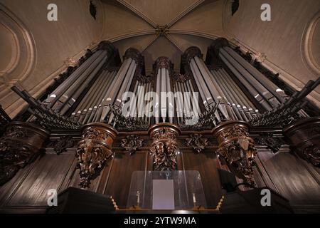 Restaurierte Orgel während der ersten Messe für die Öffentlichkeit, in der Erzbischof von Paris am 8. Dezember 2024 Gebete für die Weihe des neuen Hauptalters in der Kathedrale Notre-Dame de Paris in Paris anleiten wird. Die neu restaurierte Kathedrale Notre Dame wird am 8. Dezember 2024 ihren ersten Gottesdienst für die Öffentlichkeit abhalten, nach einer historischen Wiedereröffnungszeremonie, bei der Feuerwehrleute, Baumeister und Künstler für ihre Arbeit feierten, die das Meisterwerk des 12. Jahrhunderts rettete. Das beliebte Pariser Denkmal brannte 2019 fast ab, wurde aber im Inneren renoviert und mit einem neuen Dach und Turm während einer rasenden Rekonstruktion ausgestattet Stockfoto