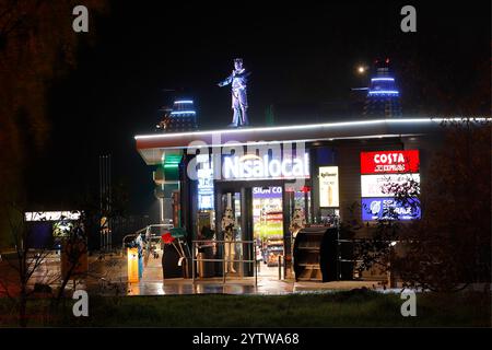 Inner Space Stations in York ist eine Science-Fiction-Tankstelle mit Requisiten von Dr. Who, Star Wars & Transformers Stockfoto